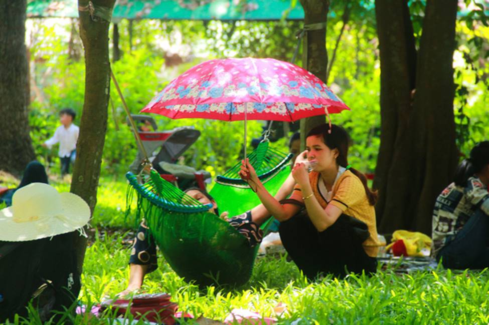Thảo Cầm Viên vỡ trận, người lớn mắc võng nằm vật vờ, trẻ em khóc thét giữa trời nắng gắt-8