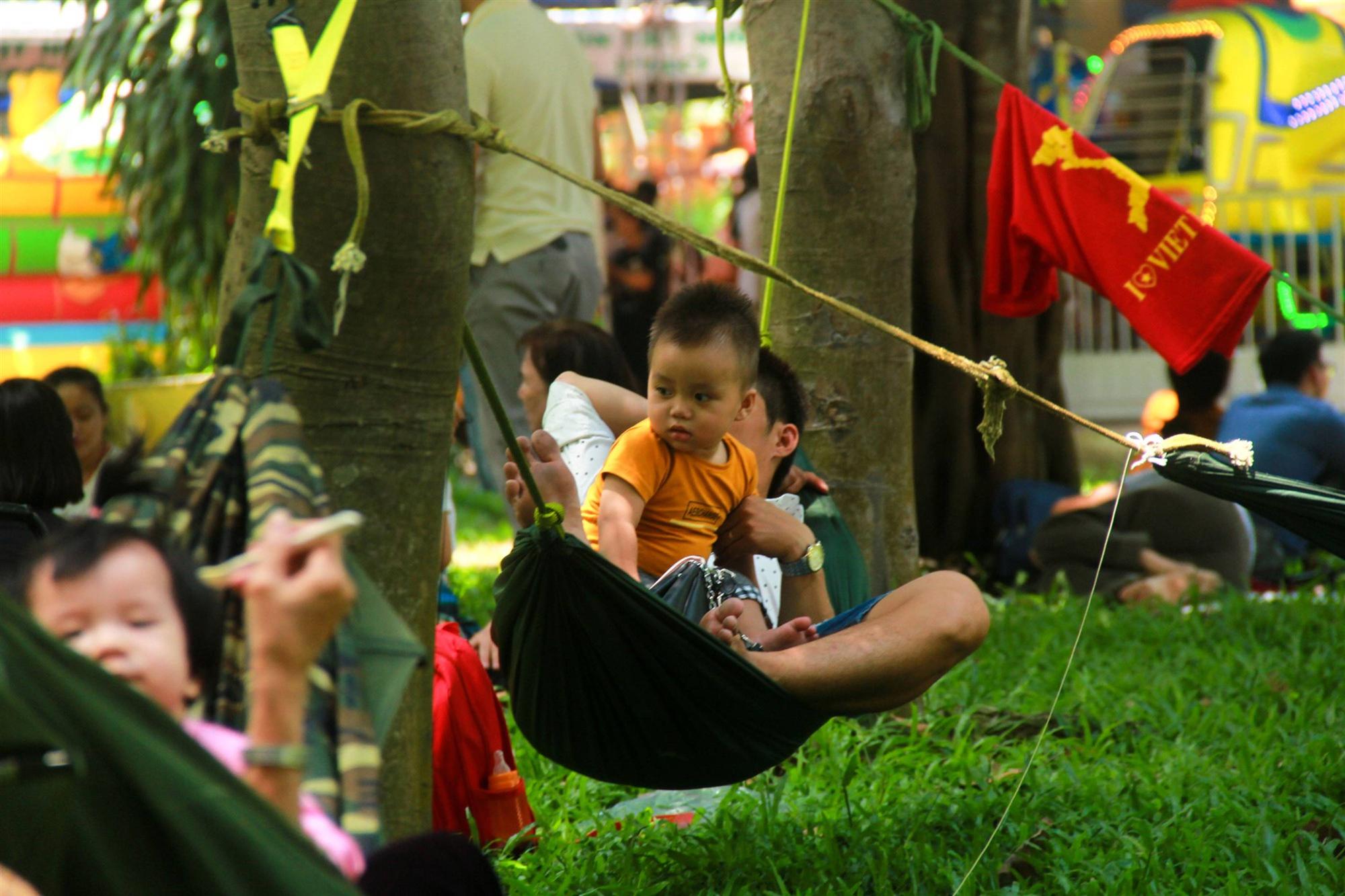 Thảo Cầm Viên vỡ trận, người lớn mắc võng nằm vật vờ, trẻ em khóc thét giữa trời nắng gắt-9