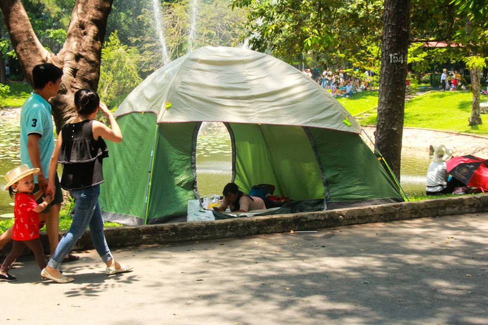 Thảo Cầm Viên vỡ trận, người lớn mắc võng nằm vật vờ, trẻ em khóc thét giữa trời nắng gắt-14