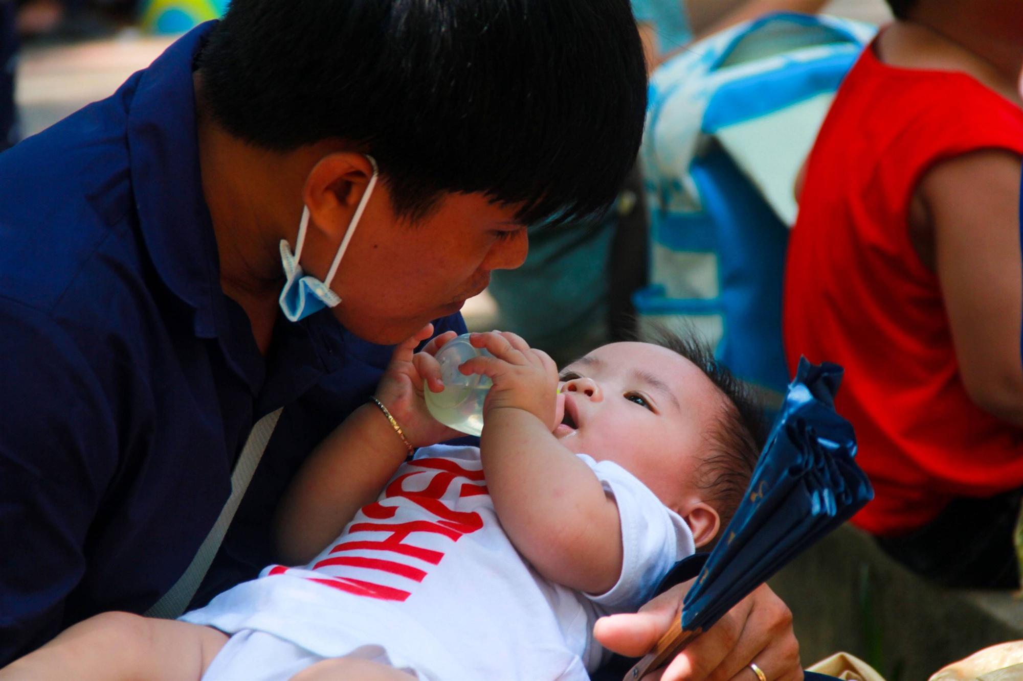 Thảo Cầm Viên vỡ trận, người lớn mắc võng nằm vật vờ, trẻ em khóc thét giữa trời nắng gắt-18