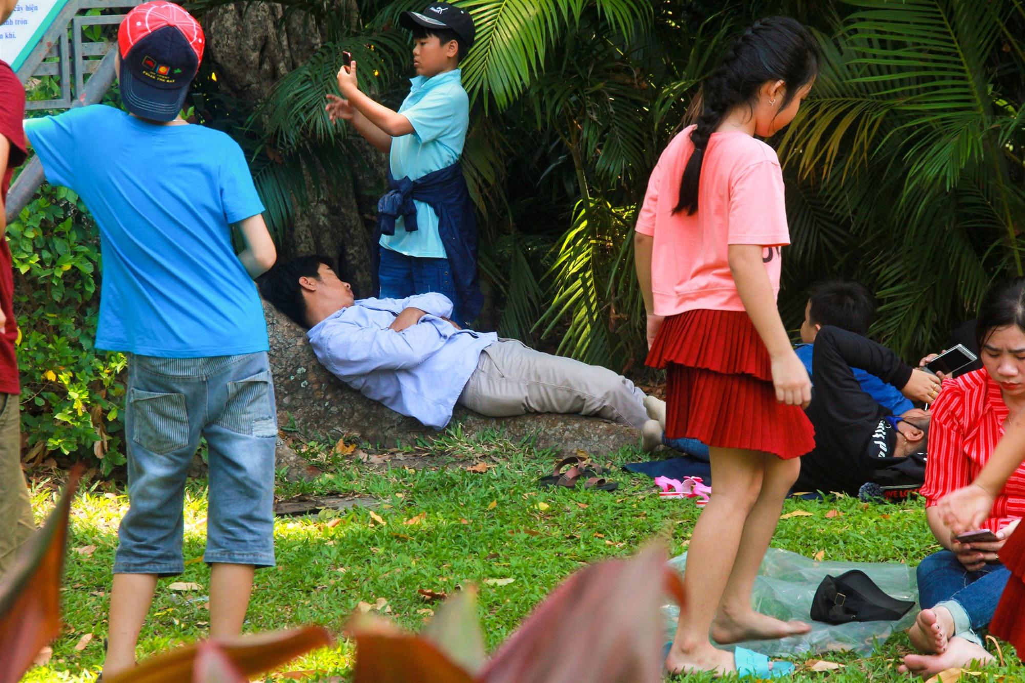 Thảo Cầm Viên vỡ trận, người lớn mắc võng nằm vật vờ, trẻ em khóc thét giữa trời nắng gắt-25