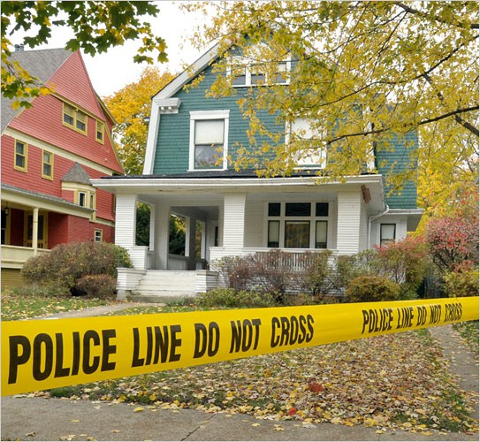 Rùng rợn chuyện cụ bà sống chung với 3 xác chết nhiều năm liền không ai hay biết, khi bị đưa đến viện dưỡng lão mọi chuyện mới bại lộ-2