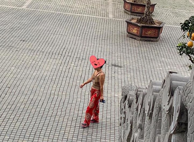 Vào chùa bái Phật nhưng mặc áo hai dây, thả rông vòng 1, chị gái bị dân mạng chỉ trích gay gắt-1