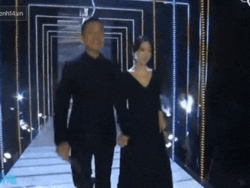 Song Hye Kyo nắm chặt tay tài tử khác ngọt ngào thế này, Song Joong Ki ở nhà có ghen tị?-1