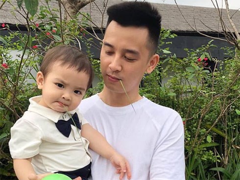 Ông xã Hằng Túi băn khoăn hỏi Sữa giống bố hay giống mẹ, câu trả lời khiến ai cũng ngã ngửa