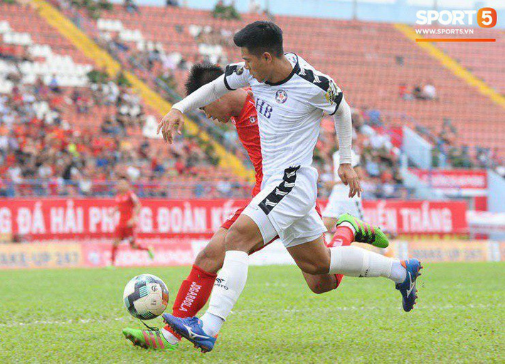 Đức Chinh bị HLV Huỳnh Đức mắng xối xả, cúi gằm mặt rời sân Lạch Tray-1