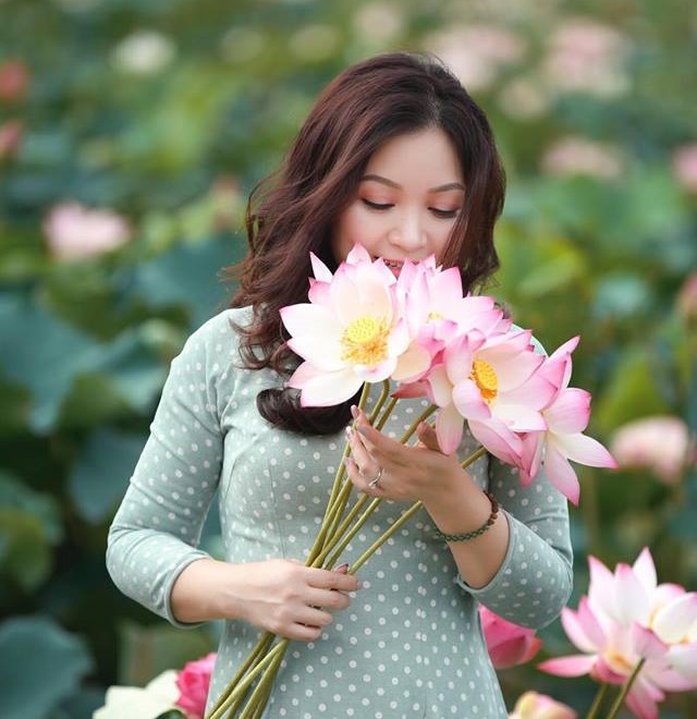 Nấu mâm cơm đơn giản, vợ đảm vẫn khiến chị em trầm trồ vì loạt bát đĩa gốm sứ xinh như đi ăn nhà hàng-3