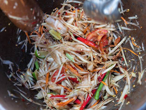 Cầm đũa chạy vòng quanh nhà nô đùa, bé gái gặp tai nạn chấn thương kinh hoàng khiến ai nấy nhìn vào cũng lạnh hết cả sống lưng-3