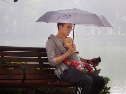 Địu con trước ngực dạo bờ hồ ngày mưa bụi, sắc mặt của bố bỉm sữa mới là thứ gây chú ý