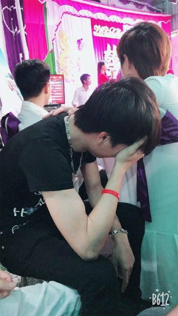 Thanh niên hối hận, khóc cạn nước mắt trong ngày người yêu cũ lấy chồng-1