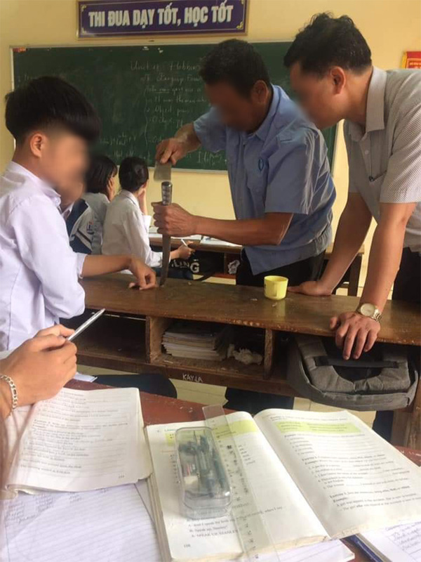 Nam sinh chơi lớn đút tay vào cái lỗ trên bàn không rút ra được, phải ngồi im suốt 3 tiết học chờ người đến phá bàn-1