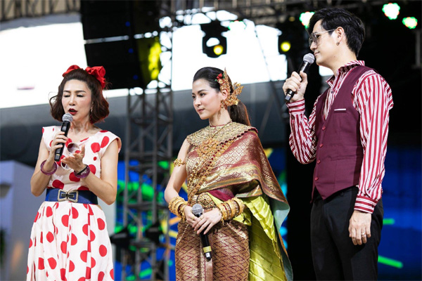 Dân tình náo loạn với nhan sắc cực phẩm của nữ thần Thungsa trong lễ Songkran 2019 tại Thái Lan-11