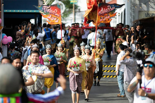 Dân tình náo loạn với nhan sắc cực phẩm của nữ thần Thungsa trong lễ Songkran 2019 tại Thái Lan-13