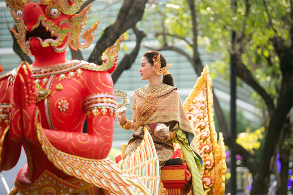 Dân tình náo loạn với nhan sắc cực phẩm của nữ thần Thungsa trong lễ Songkran 2019 tại Thái Lan-7