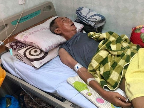 Xót xa hình ảnh nghệ sĩ Lê Bình không còn đủ sức mở mắt để nhìn đồng nghiệp vào thăm nom-2