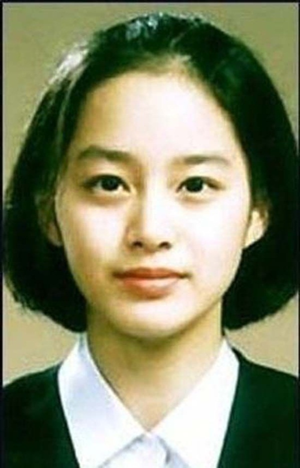 Vẻ đẹp của Kim Tae Hee: Từ nữ thần đại học đến biểu tượng nhan sắc, cả cái bóng phản chiếu trên tường cũng thừa sức gây sốt-1