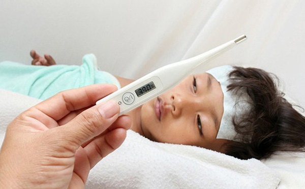 Trẻ bỗng dưng sốt - cần cho đi cấp cứu ngay khi có các dấu hiệu này-1
