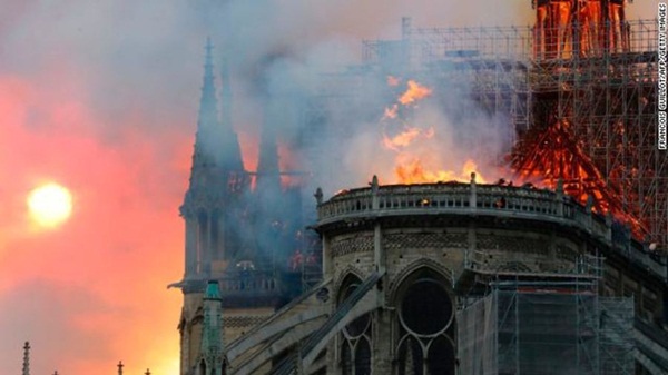 Hỏa hoạn dữ dội bao phủ Nhà thờ Đức Bà Paris, đỉnh tháp 850 năm tuổi sụp đổ-3