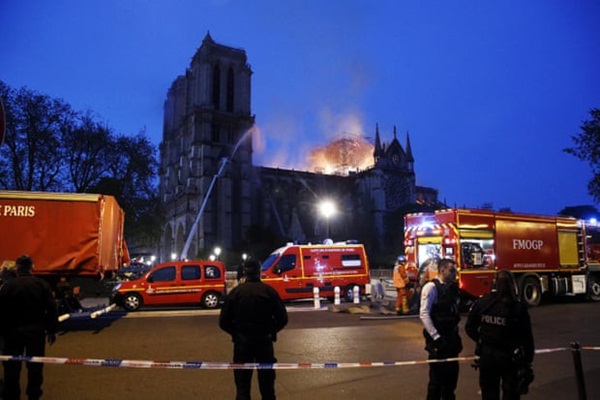 Hỏa hoạn dữ dội bao phủ Nhà thờ Đức Bà Paris, đỉnh tháp 850 năm tuổi sụp đổ-11