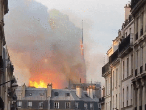 Những hình ảnh thảm khốc khi ngọn lửa lớn tàn phá Nhà thờ Đức Bà Paris tối 15/4-23