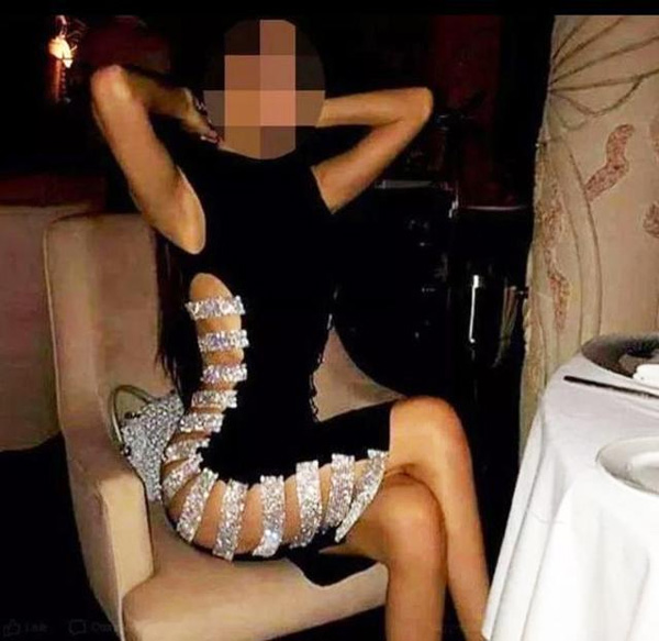 Khách mặc váy bó sát, xẻ từ trên xuống dưới khiến cô dâu lu mờ, chú rể bối rối-1