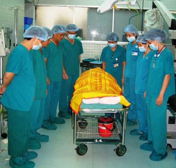 Bác sĩ cúi đầu tri ân trước cái chết của người đàn ông 36 tuổi ở Sài Gòn-2