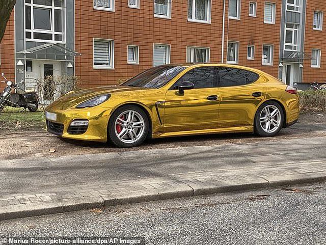 Xe mạ vàng bị tạm giữ vì gây chói mắt người đi đường-2