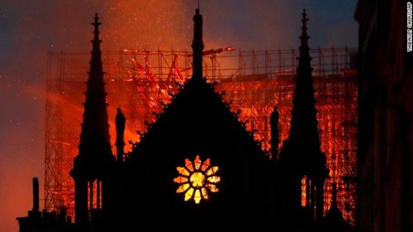 Những hình ảnh thảm khốc khi ngọn lửa lớn tàn phá Nhà thờ Đức Bà Paris tối 15/4-19