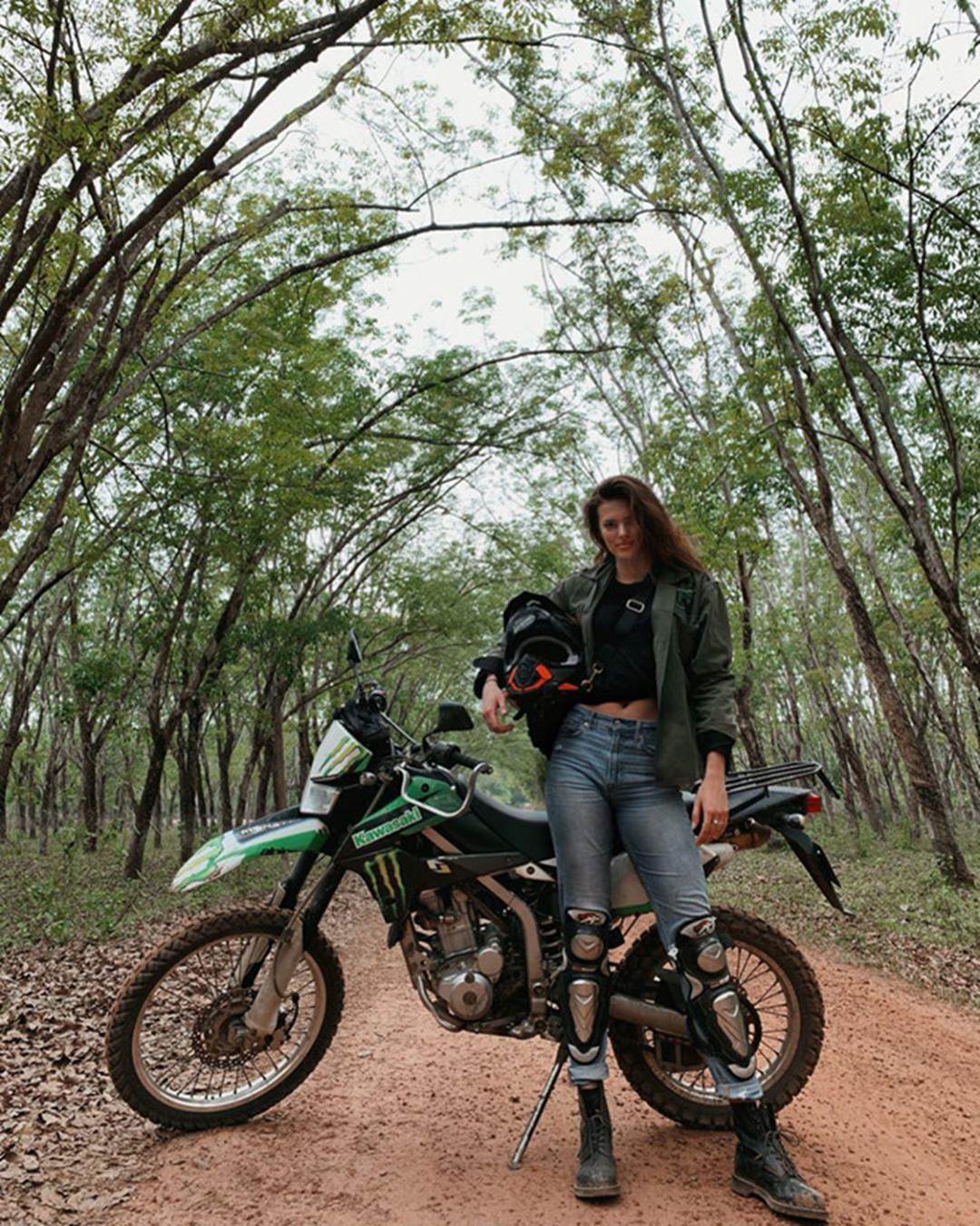 Vẻ đẹp rực rỡ của mỹ nhân Victorias Secret vừa đến VN thăm HHen Niê-3