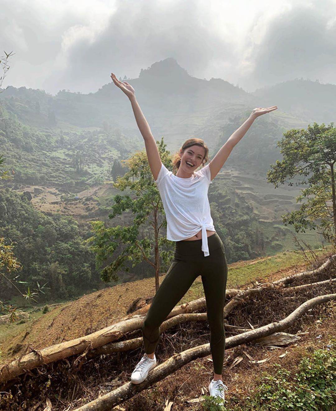 Vẻ đẹp rực rỡ của mỹ nhân Victorias Secret vừa đến VN thăm HHen Niê-4