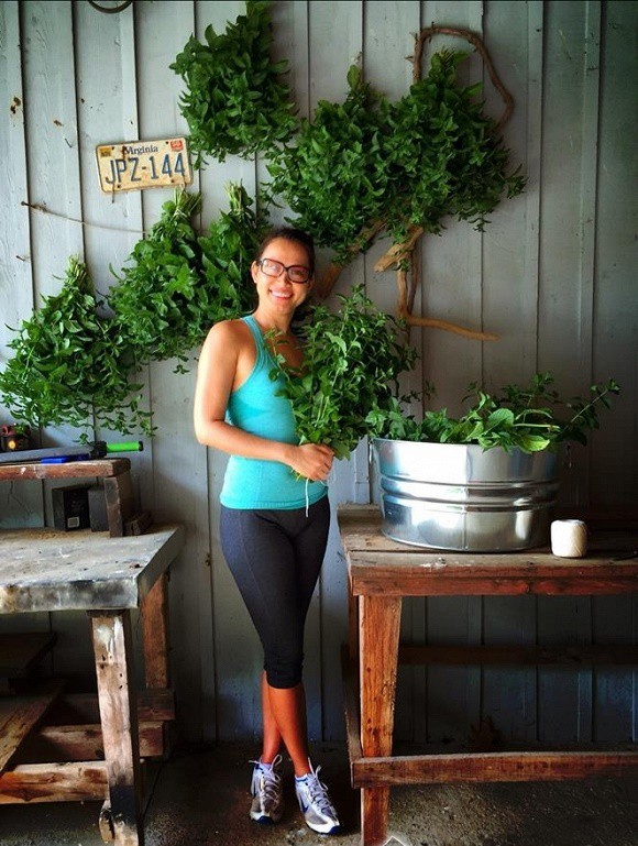 Bỏ hào quang sang Mỹ, Hoa hậu Ngọc Khánh viên mãn sống đời giản dị, trồng nho phụ chồng-18