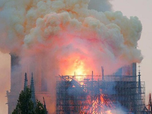 Hé lộ lí do thực sự khiến Nhà thờ Đức Bà Paris chìm trong khói lửa và phải mất nhiều giờ mới có thể dập tắt được đám cháy-5