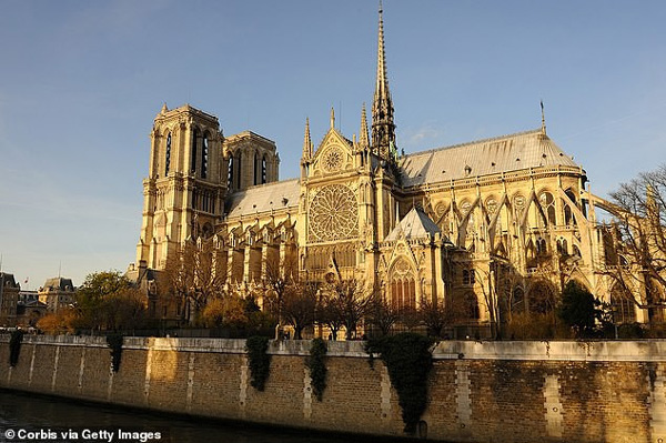 Hé lộ lí do thực sự khiến Nhà thờ Đức Bà Paris chìm trong khói lửa và phải mất nhiều giờ mới có thể dập tắt được đám cháy-2