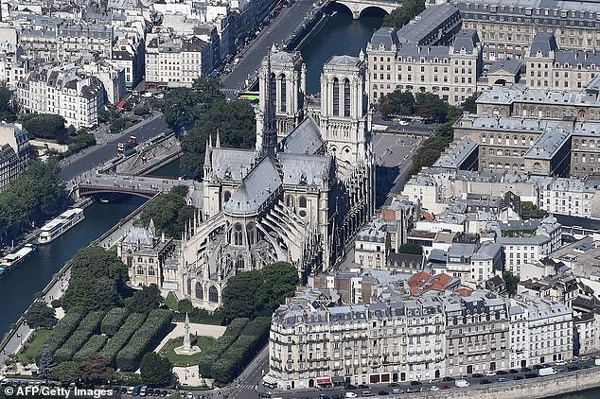 Hé lộ lí do thực sự khiến Nhà thờ Đức Bà Paris chìm trong khói lửa và phải mất nhiều giờ mới có thể dập tắt được đám cháy-3