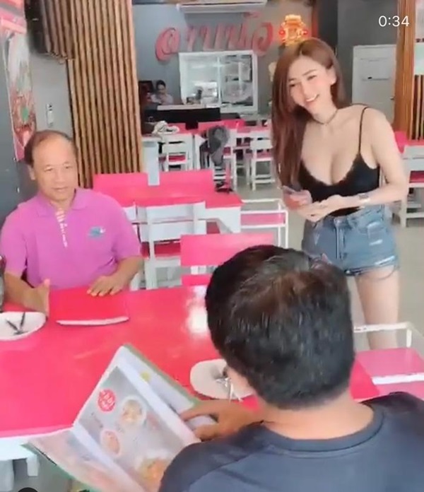 Hot girl bán nộm siêu vòng 1 khiến dân mạng điêu đứng-4
