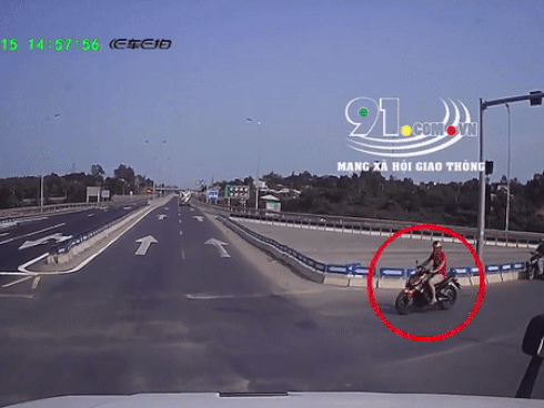 Clip: Mẹ dán logo đã uống rượu bia, không lái xe” rồi chở con gái đầu trần vượt đèn đỏ trên đường phố Hà Nội khiến nhiều người bức xúc-4