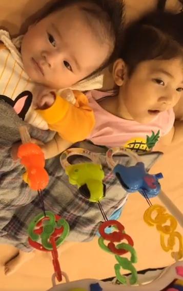 Mẹ nuôi ghi hình trực tiếp tiết lộ tình trạng hiện tại của bé gái Lào Cai-1