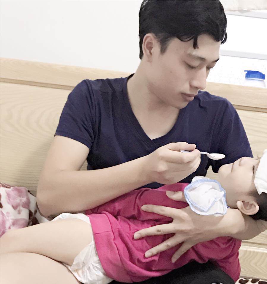Mẹ nuôi ghi hình trực tiếp tiết lộ tình trạng hiện tại của bé gái Lào Cai-2
