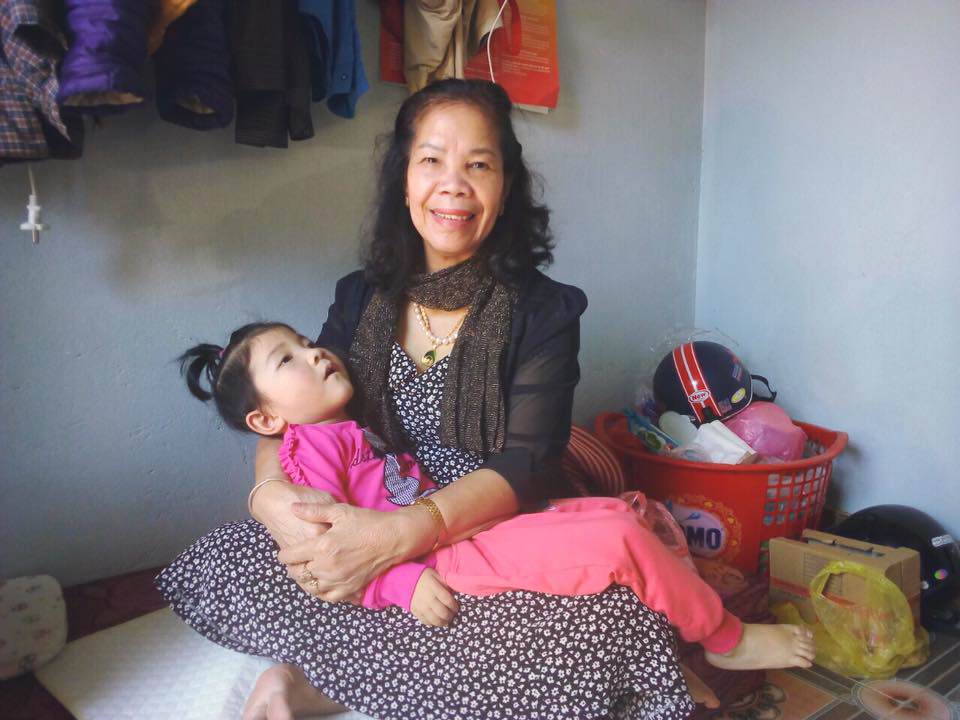 Mẹ nuôi ghi hình trực tiếp tiết lộ tình trạng hiện tại của bé gái Lào Cai-6