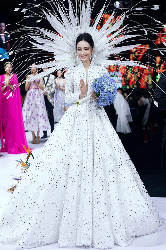 Trương Hồ Phương Nga lạnh lùng làm vedette sau ồn ào tình tiền 4 năm-4