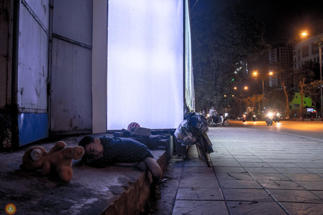 Hình ảnh cậu bé thiếp đi trên vỉa hè gây xúc động MXH, câu chuyện thật đằng sau lại khiến nhiều người phì cười-1