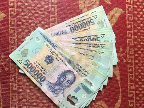 Bất ngờ phát hiện cả xấp tiền trào ra từ khe máy rút tiền ATM