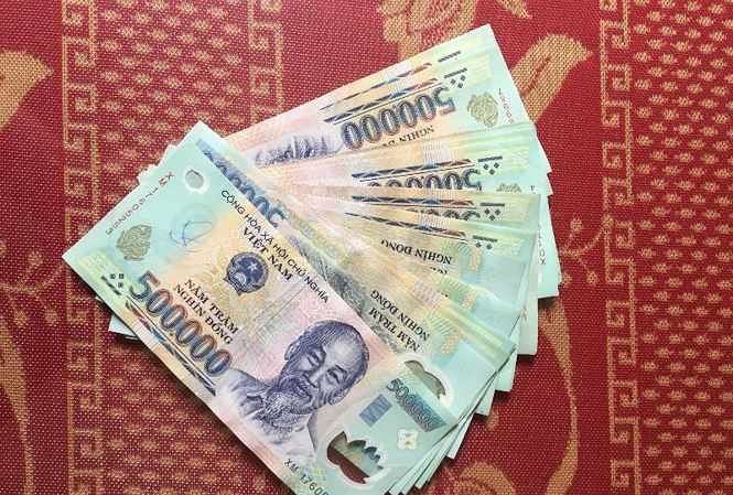 Bất ngờ phát hiện cả xấp tiền trào ra từ khe máy rút tiền ATM-1
