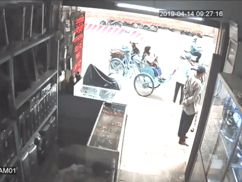 CLIP: Thoăn thoắt dẫn khách vào mua hàng, hơn một phút sau người đàn ông bất ngờ gặp 'biến'