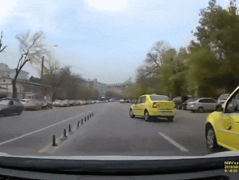 Rẽ không quan sát, taxi bị ô tô phía sau đâm cực mạnh