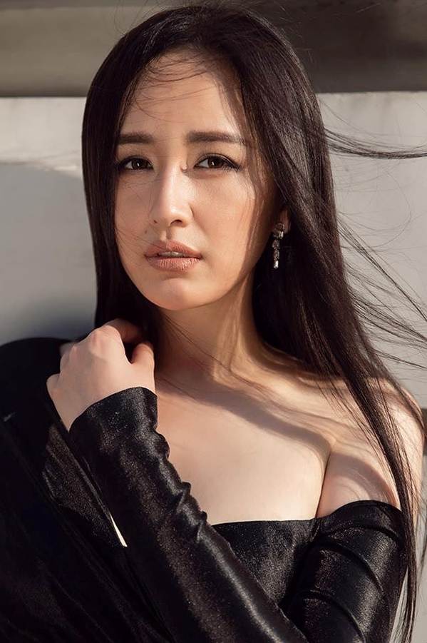 Mai Phương Thuý khoe chân dài miên man trên phố khiến fans ngây ngất-1