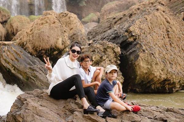 Mai Phương Thuý khoe chân dài miên man trên phố khiến fans ngây ngất-11