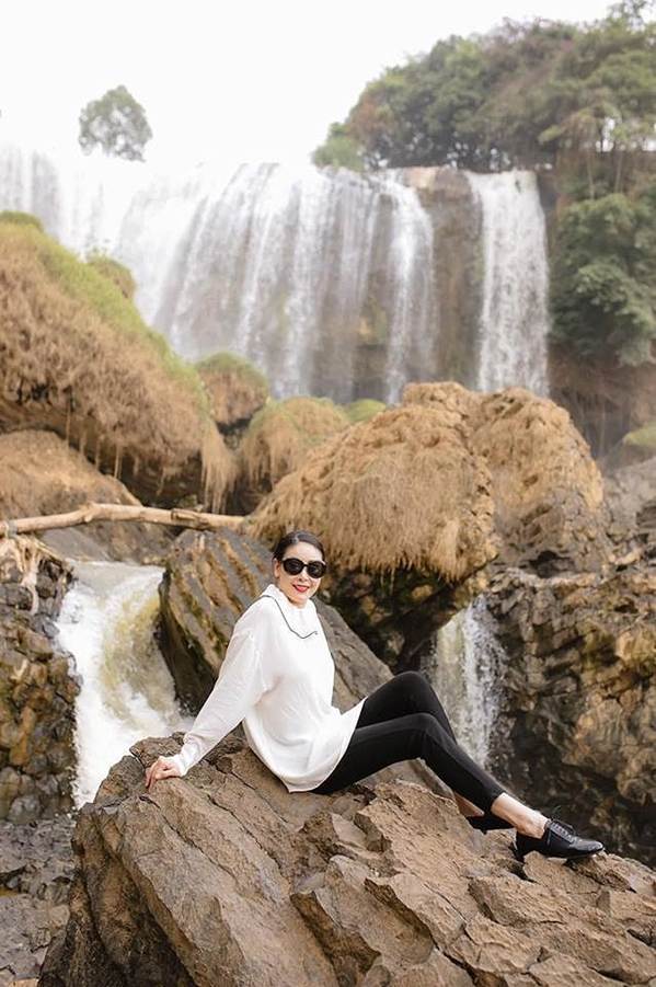 Mai Phương Thuý khoe chân dài miên man trên phố khiến fans ngây ngất-12