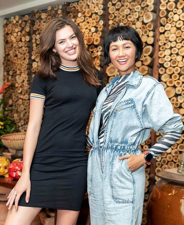 Mai Phương Thuý khoe chân dài miên man trên phố khiến fans ngây ngất-8