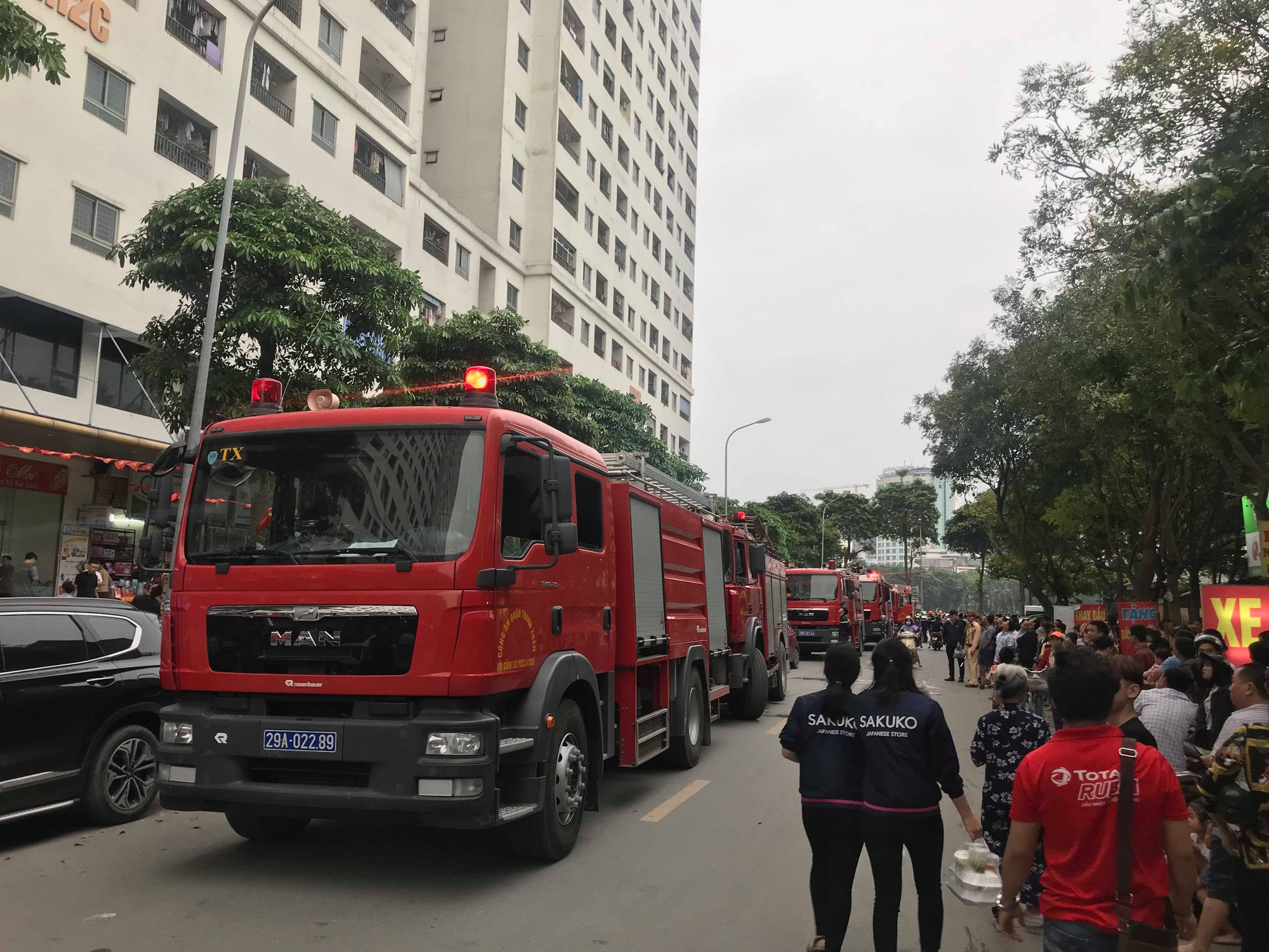 Cháy tại tầng 32 chung cư HH Linh Đàm, khói đen bốc nghi ngút khiến nhiều người hoảng sợ-2